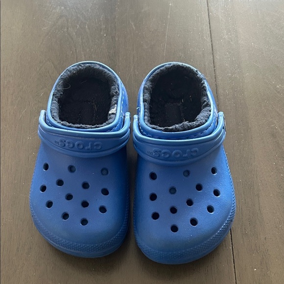 CROCS Kids Vibrant Blue Slippers with Sherpa insole - Picture 1 of 6